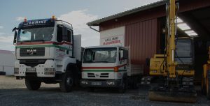 Camions de l'entreprise familiale de maçonnerie Eraiki, à Itxassou au Pays basque